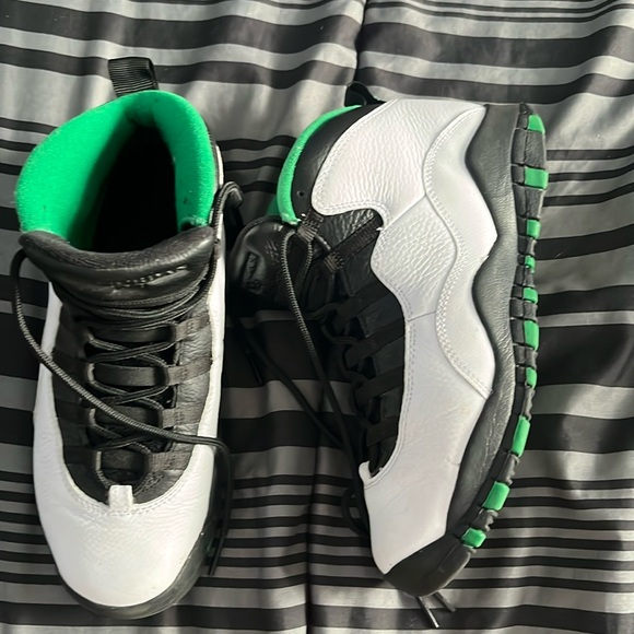 selling for 150$size 7 slightly worngood condition